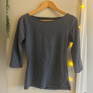 H&M Striped Women's Top

•quarter length sleeves 
•soft tee
•great condition